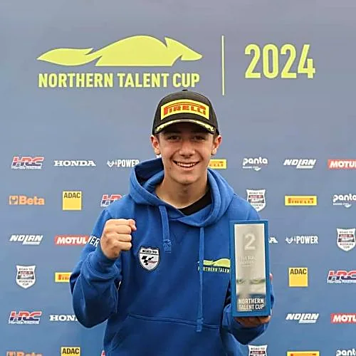 Matteo Masili nel paddock con il team durante un weekend di gara