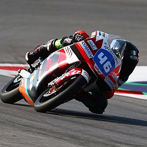 Matteo Masili in piega con la Moto3 numero 46