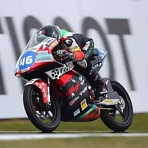 Matteo Masili in piega durante una gara del CIV Moto3